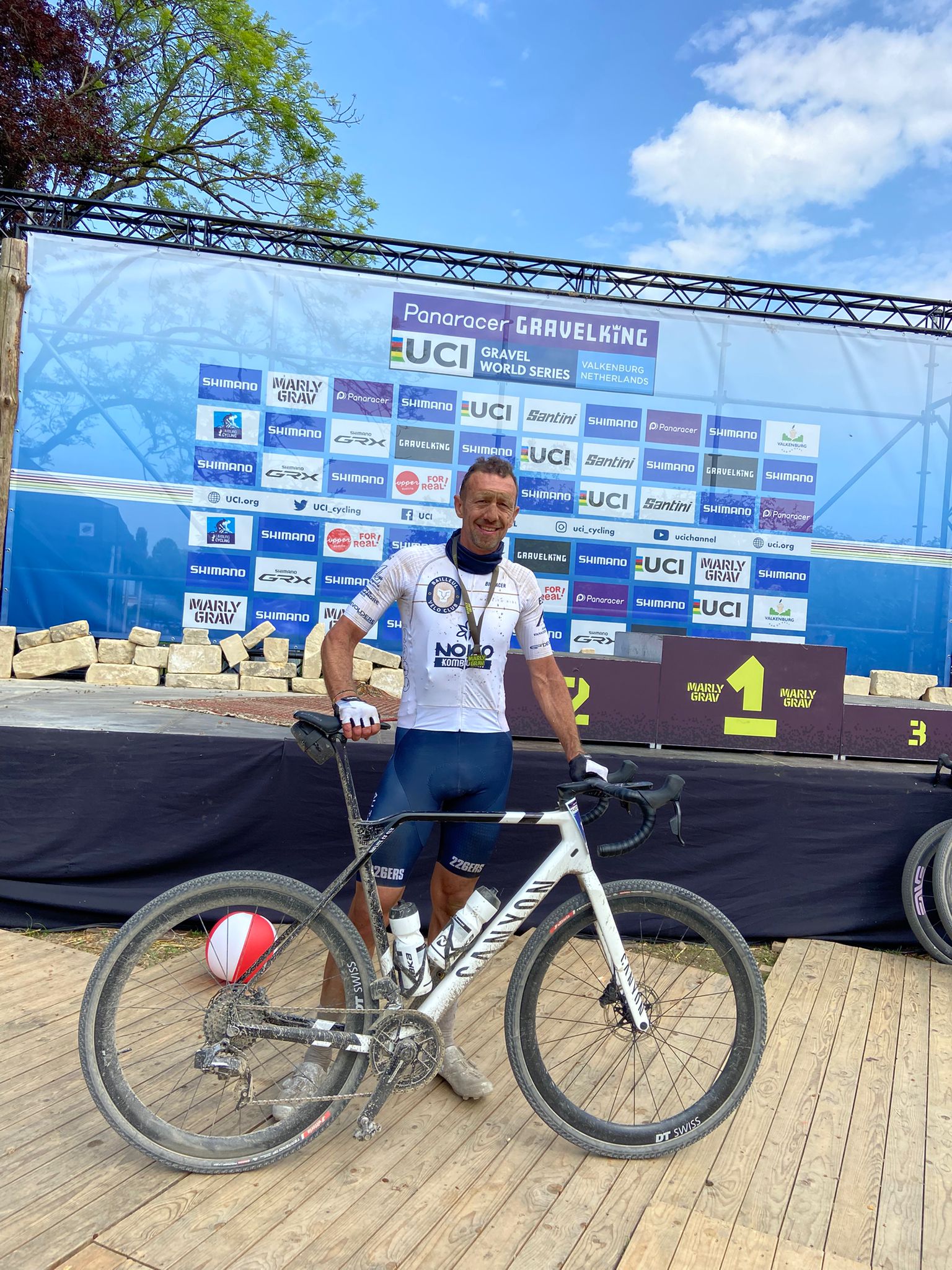 Xavier Vanacker devant le podium d'une manche UCI Gravel World Series
