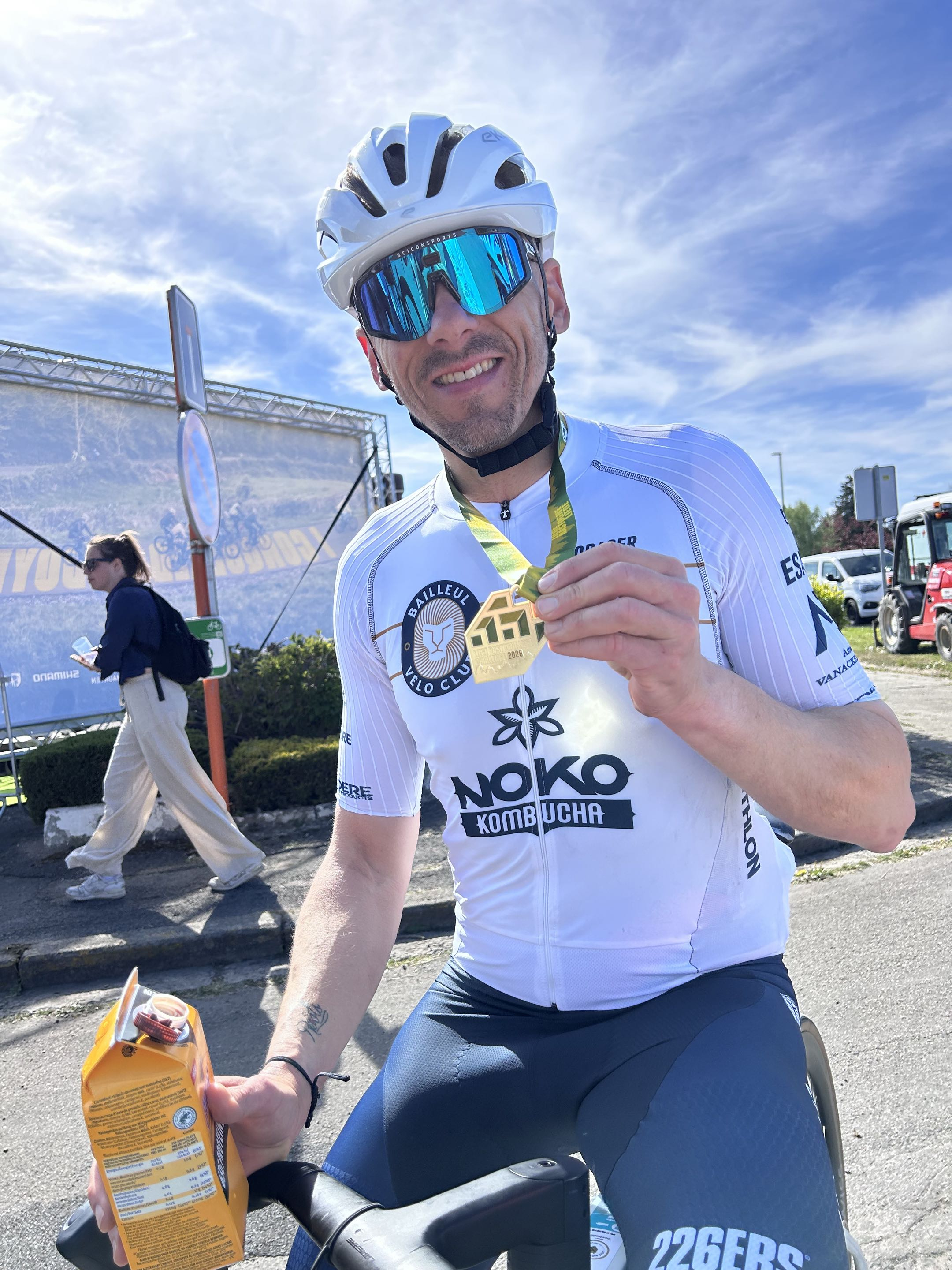 Cycliste du Bailleul Vélo Club avec sa médaille de finisher