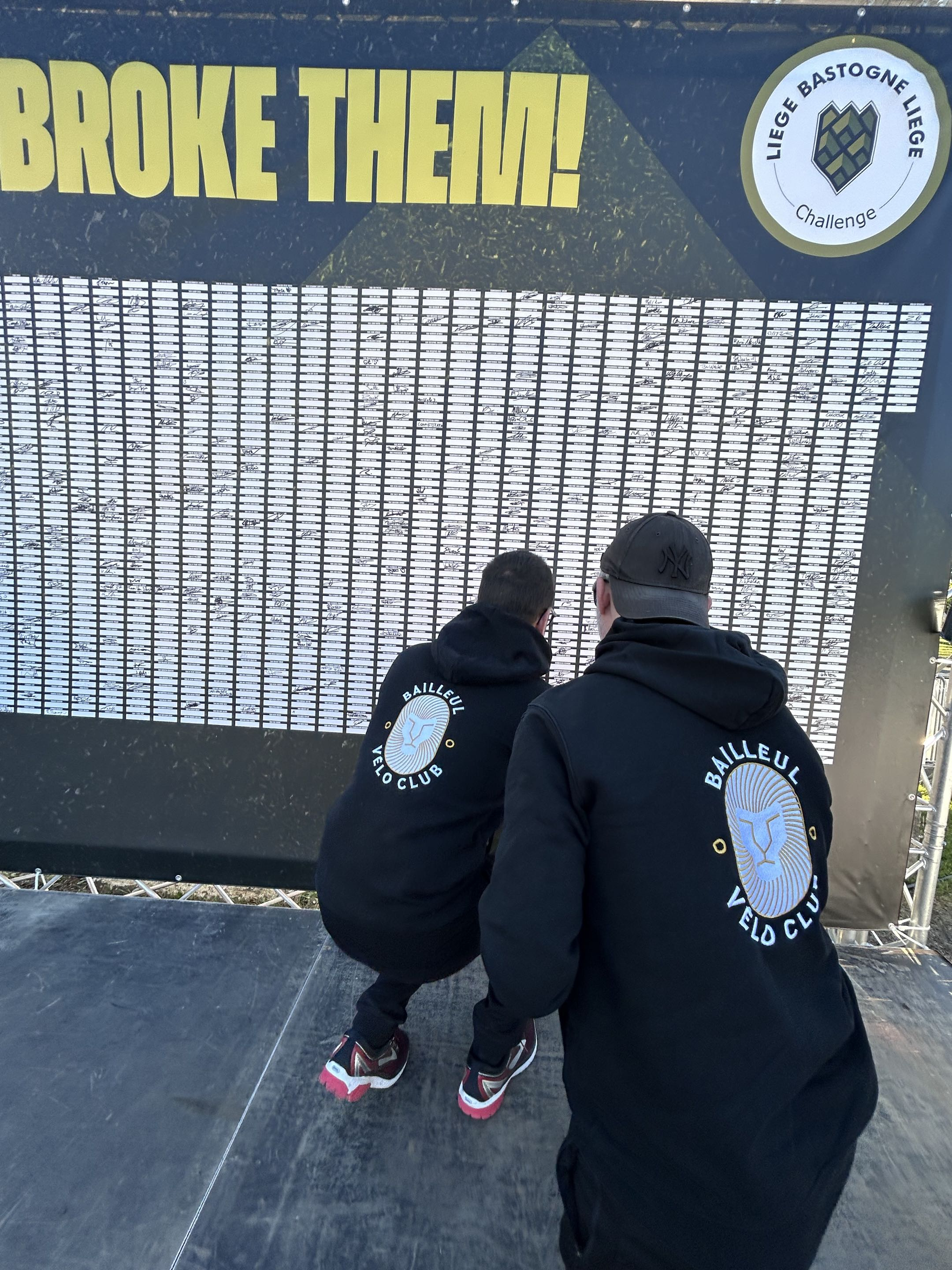 Deux membres du club devant le mur des finishers