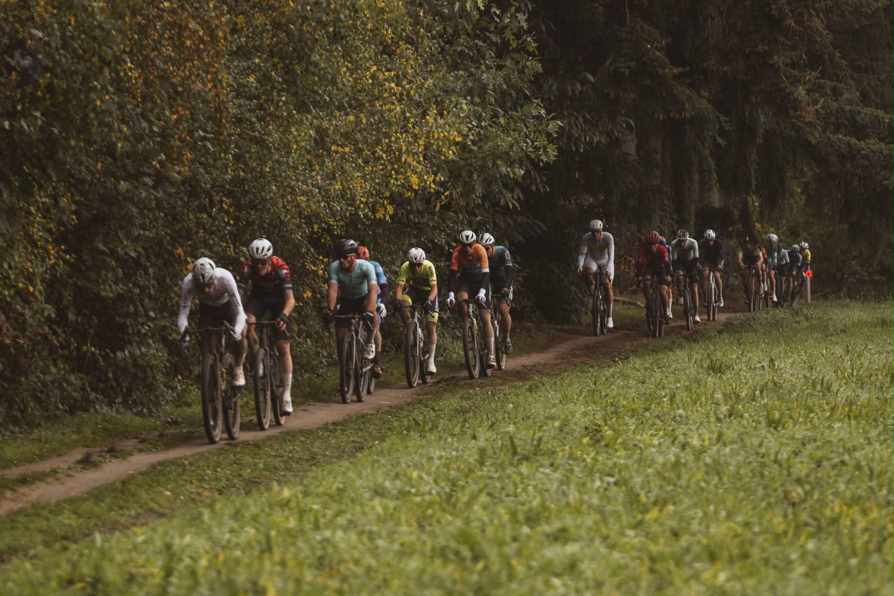 Peloton sur un chemin de gravel