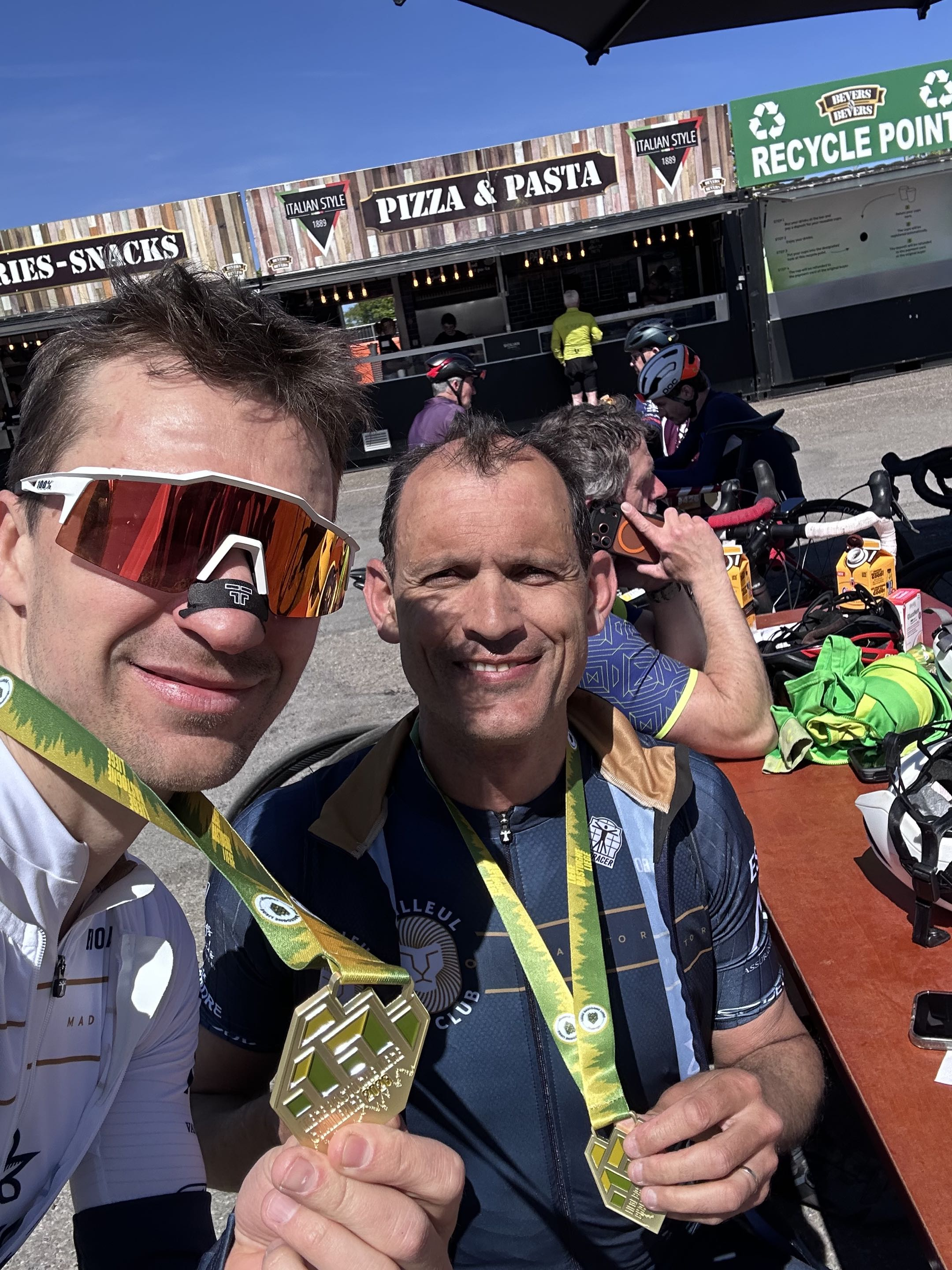 Deux cyclos du club fiers de leurs médailles à l'arrivée