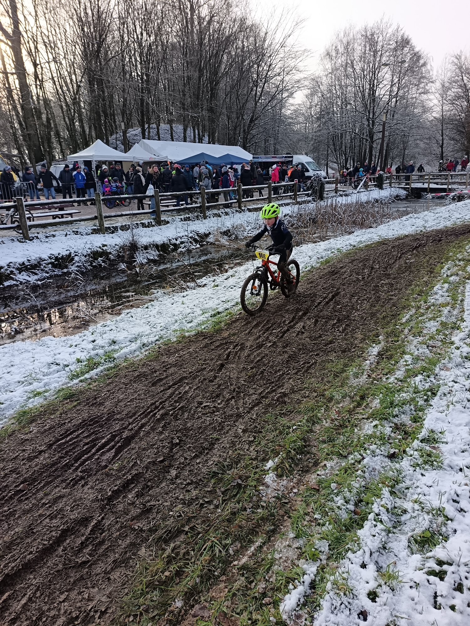 Cyclo-cross dans la neige et la boue