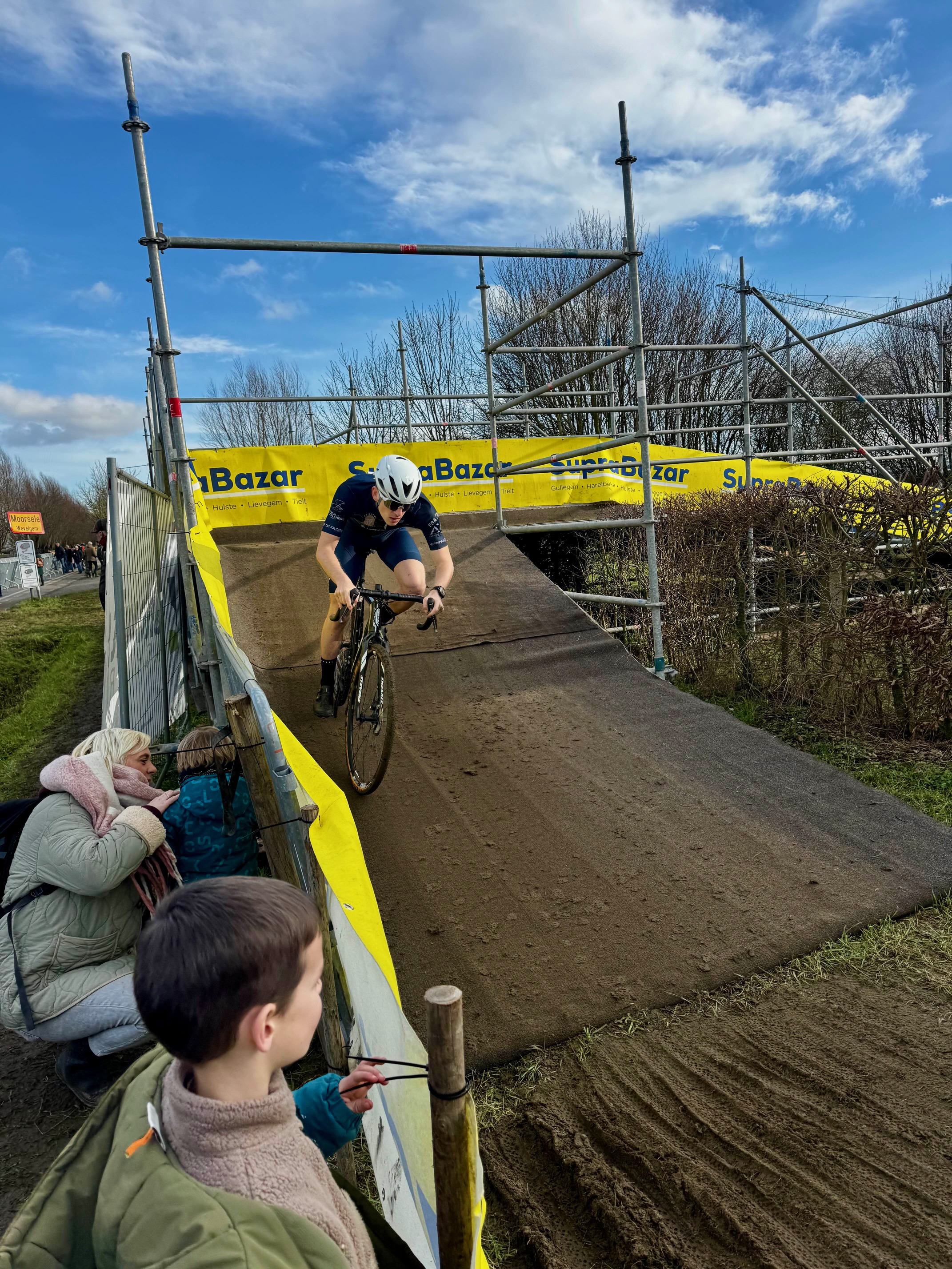 Passage du pont sur un parcours de cyclo-cross