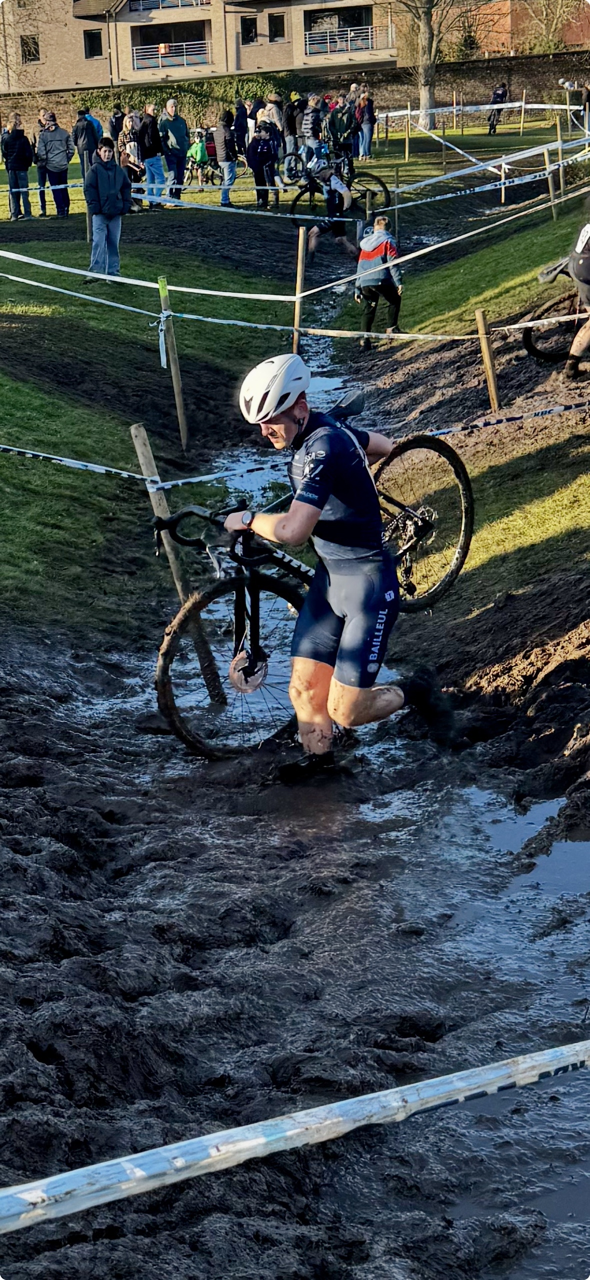 Portage dans la boue en cyclo-cross