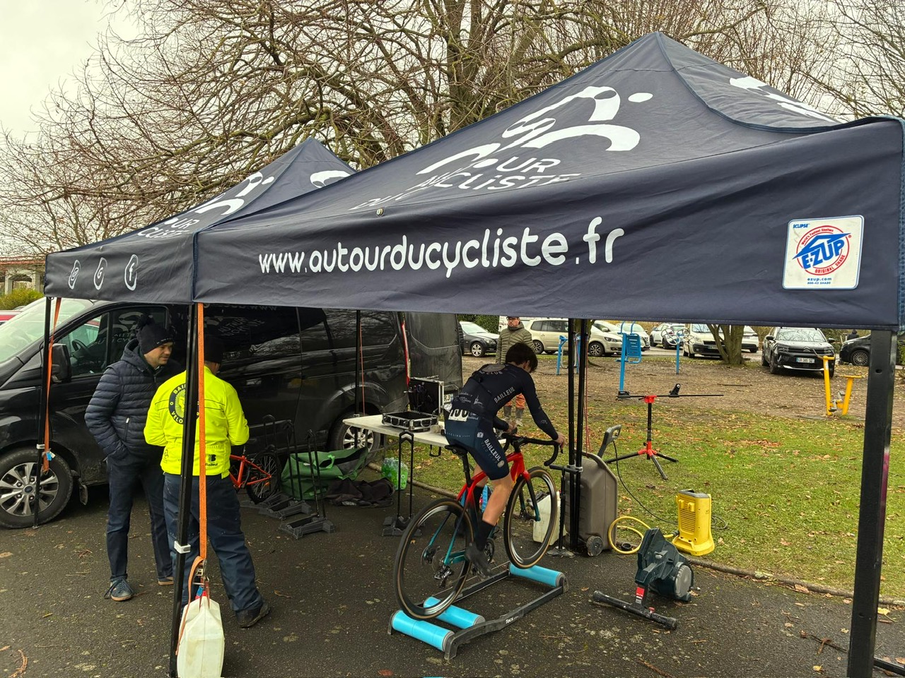 Échauffement sur home-trainer sous la tente Autour du Cycliste
