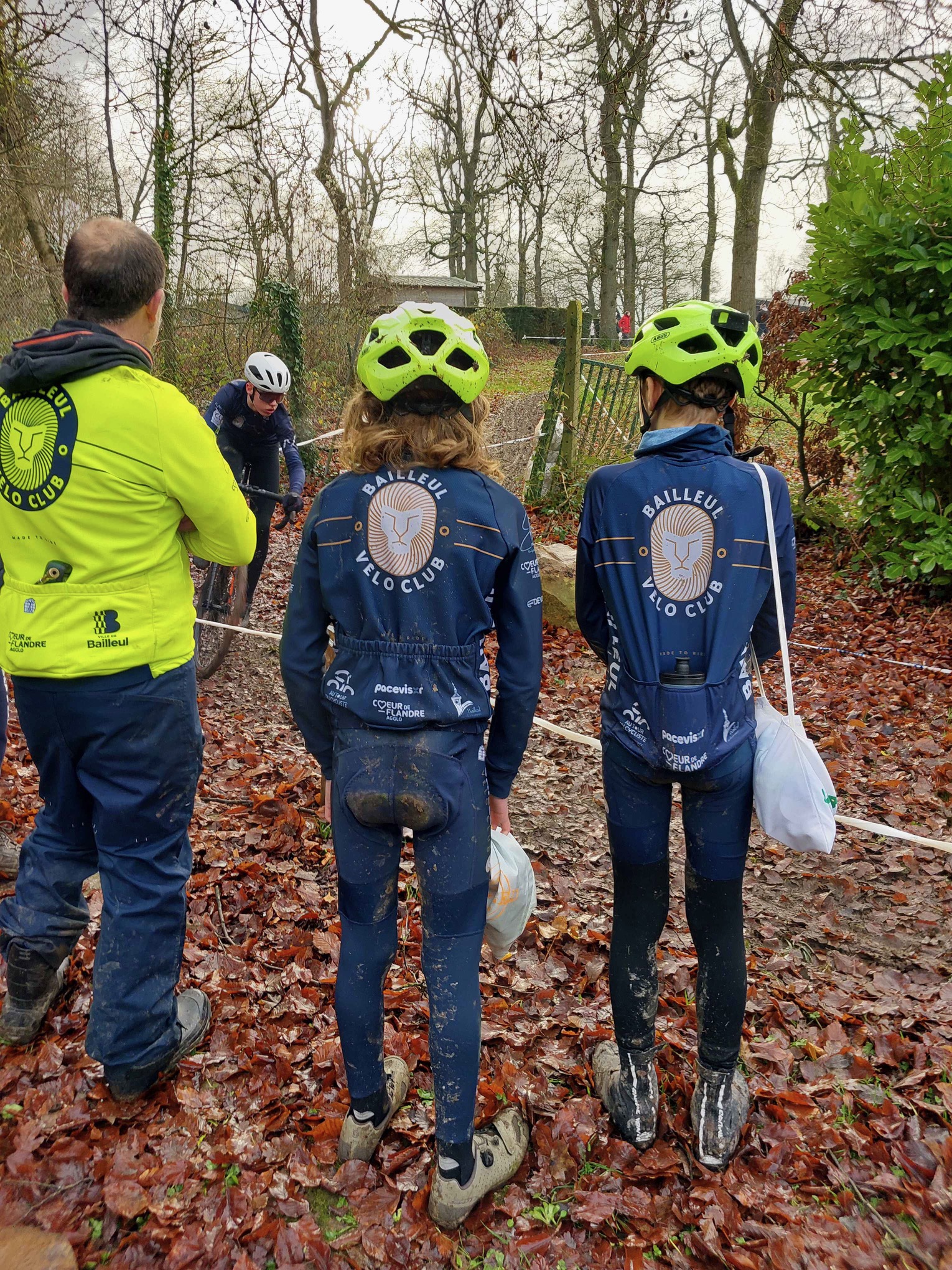 Jeunes du club au bord d'un parcours de cyclo-cross