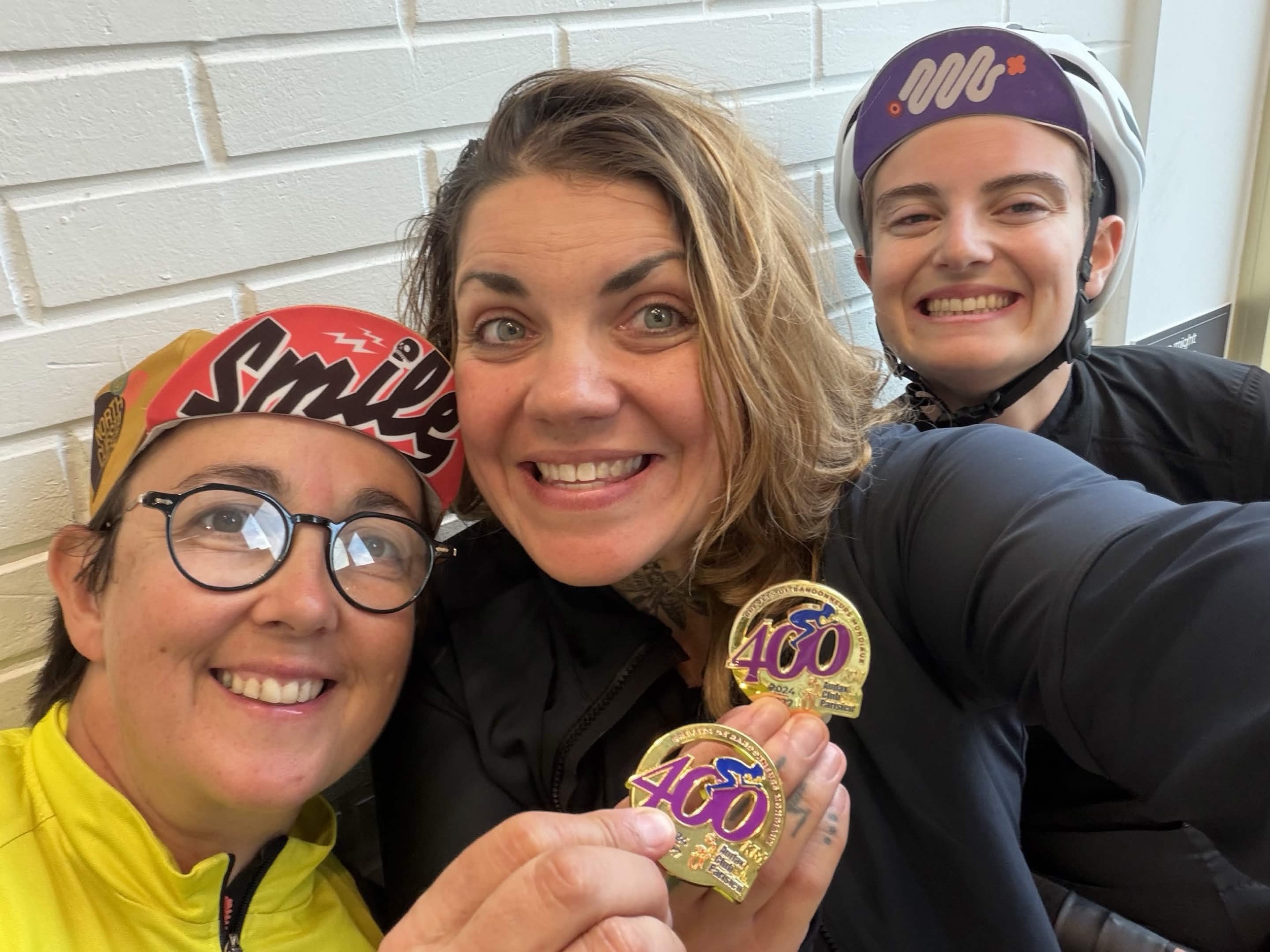 Trois cyclistes du club fières de leur médaille de BRM 400