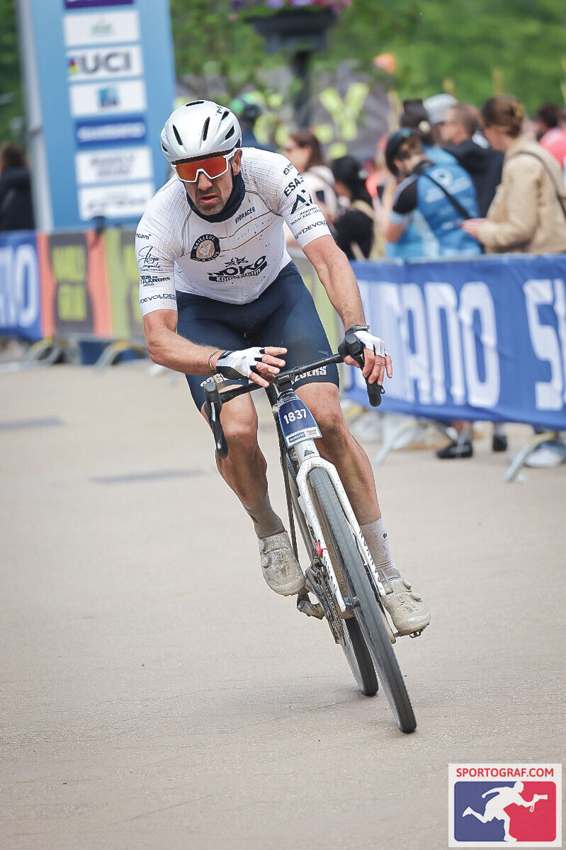 Xavier Vanacker en course de gravel sous les couleurs du Bailleul Vélo Club