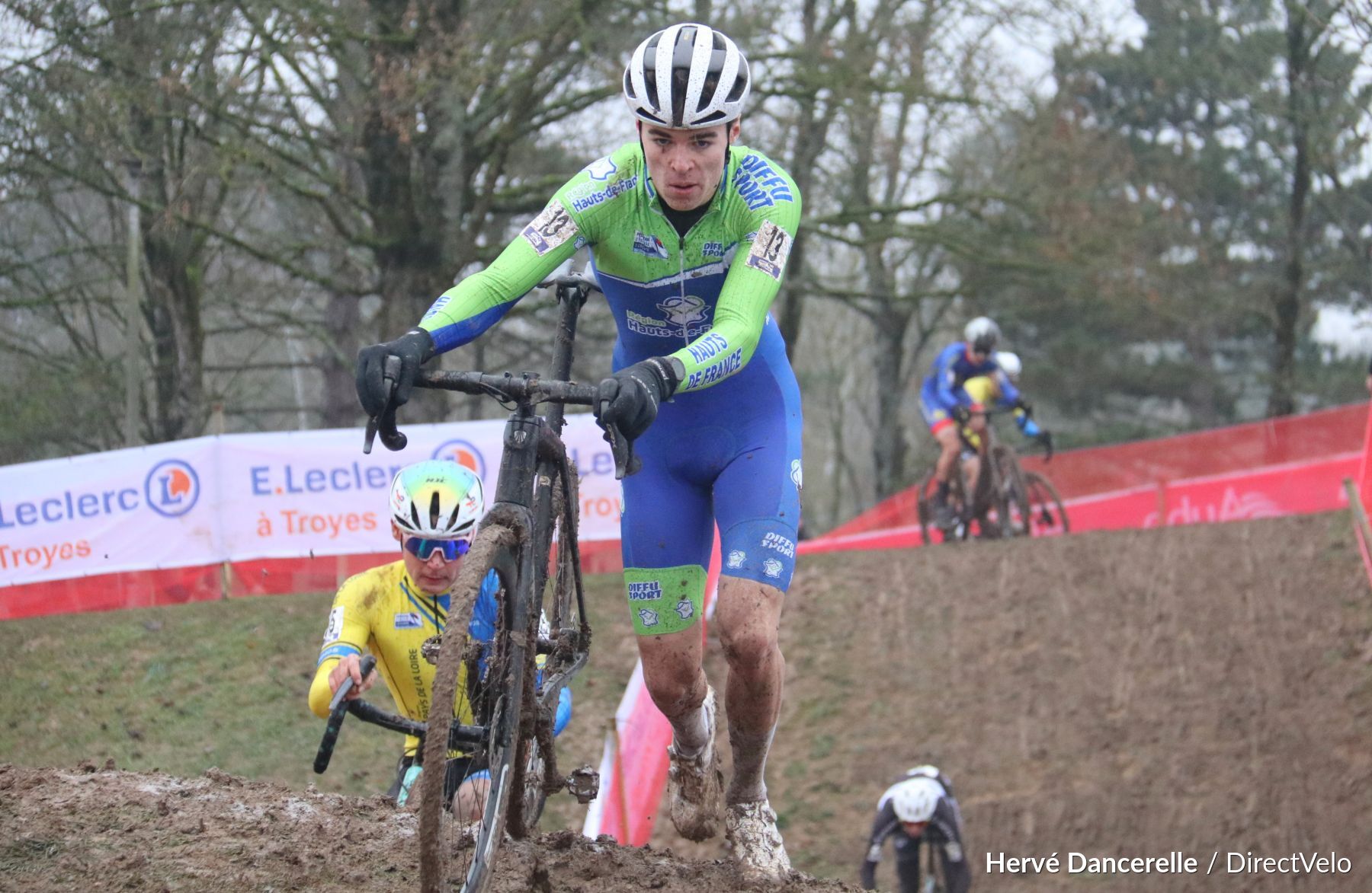 Course à pied vélo à l'épaule en cyclo-cross