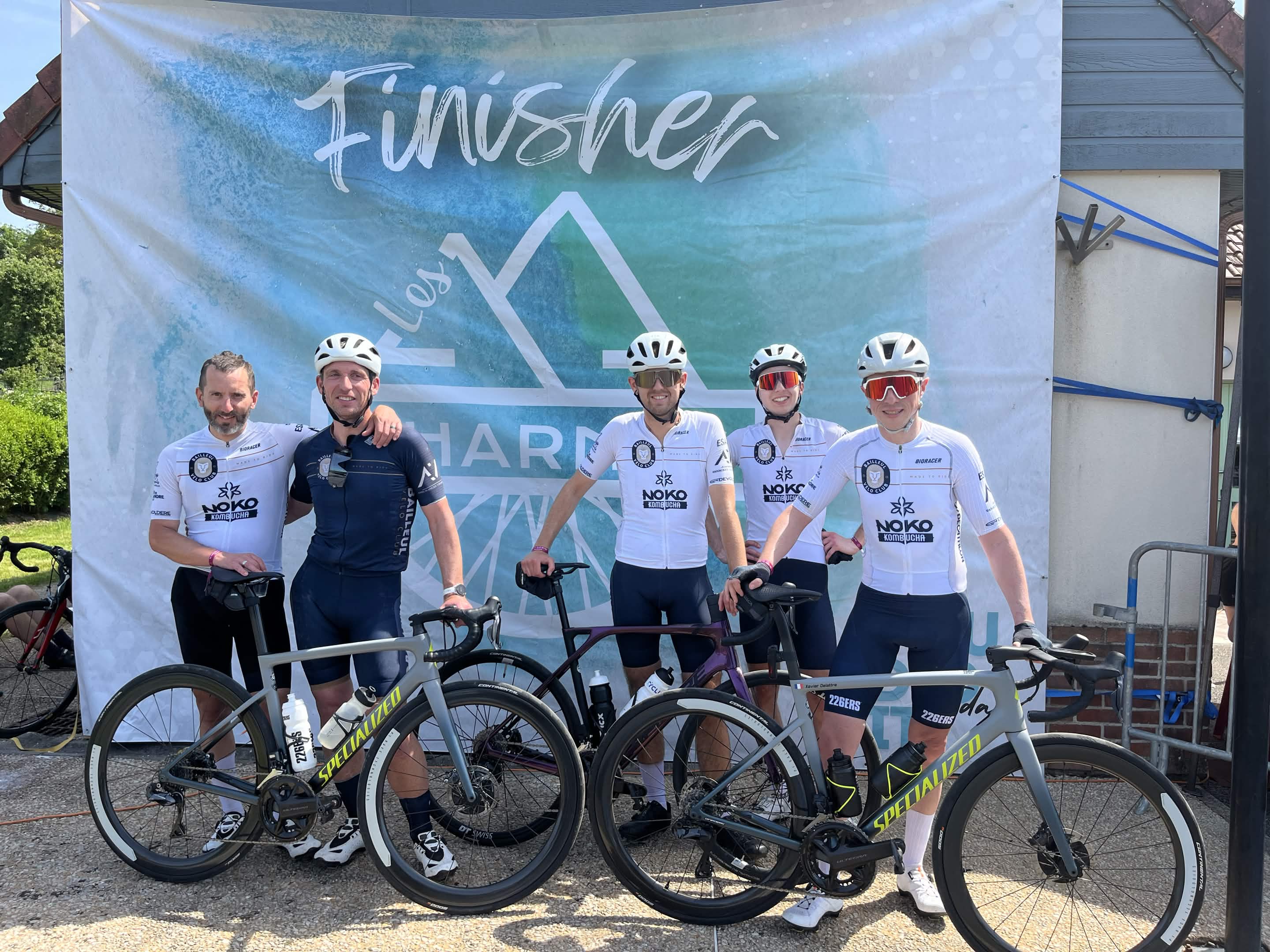 Cyclos du Bailleul Vélo Club devant l'arche finisher