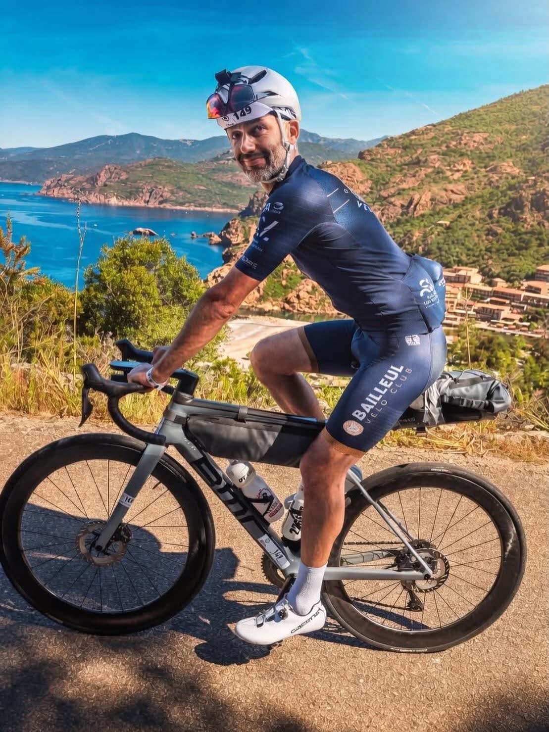 Charles Crinquette en tenue du Bailleul Vélo Club sur le BikingMan Corsica
